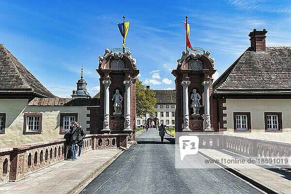 Besucher  Touristen am Eingangstor mit Steinfiguren  Haupteingang  ehemalige Abtei und Schloss Corvey  Weg zur Landesgartenschau 2023  Höxter  Deutschland  Europa