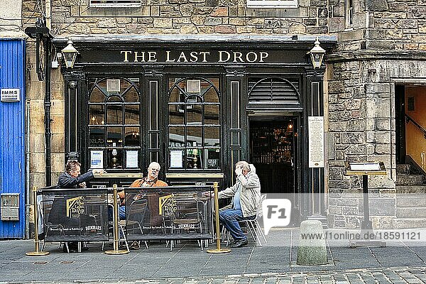 Visitors outside The Last Drop pub  Grassmarket  Old Town  Edinburgh  Scotland  United Kingdom  Europe