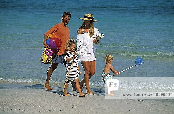 Familie mit 2 zwei Kindern laufen zum am Strand  Meer  Strand  Urlaubsstimmung  Ferienstimmung