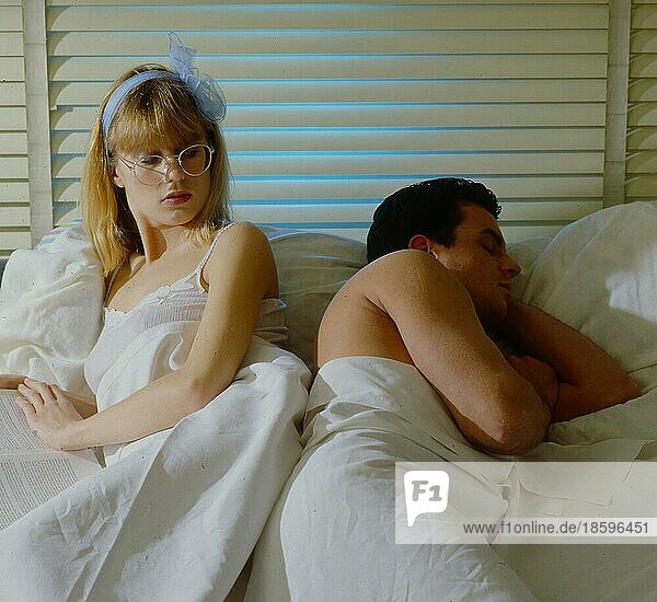 Mann und Frau im Bett Frau will Sex  Mann schläft schon