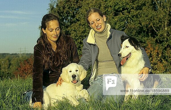 2 junge Frauen mit Australian Shepherd + Golden Retriever