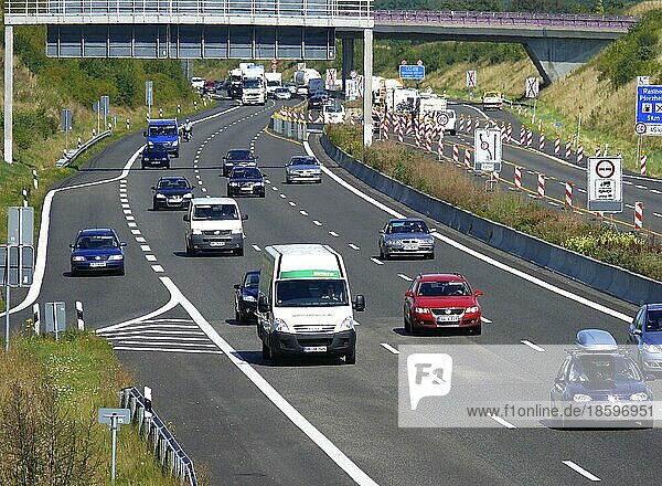 Starker Verkehr  Autobahn A 8 bei Pforzheim  Nord