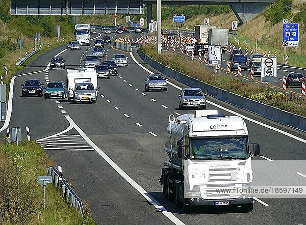 Autobahn A 8 bei Pforzheim  Nord  LKW  Verkehr