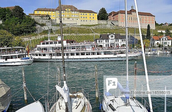 Am Bodensee Bodenseeschifffahrt  Meersburg am Hafen  Staats Weingut  Schloss  Passagierschiff