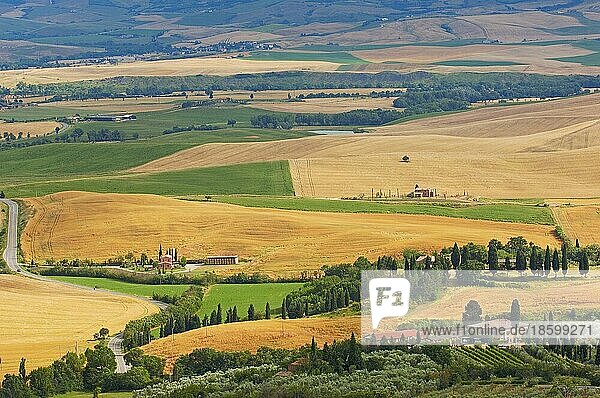 Val d'Orcia  Orcia-Tal  Felder und Bauernhöfe  Toskana-Landschaft  UNESCO-Weltkulturerbe  Pienza  Provinz Siena  Toskana  Italien  Europa