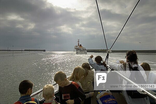 Touristen auf Fähre  Insel Langeoog  Ostfriesland  Niedersachsen  Fährschiff  Deutschland  Europa