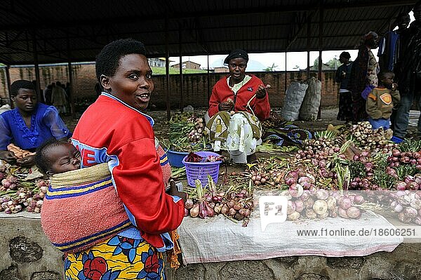 Frau mit Baby auf Markt  Ruhengeri  Ruanda  Afrika