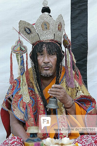 Buddhistischer Mann mit Kopfschmuck  Pokhara  Nepal  Asien