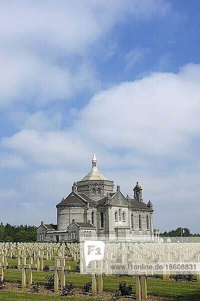 Kriegsgräber  Basilika  Soldatenfriedhof  Notre Dame de Lorette  Ablain-Saint-Nazaire  Pas-de-Calais  Nord-Pas-de-Calais  Frankreich  Erster Weltkrieg  1. Weltkrieg  Europa