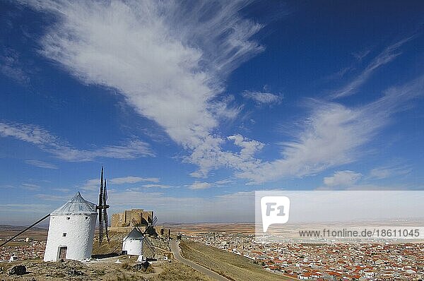 Windmühle und Burg  Hügel Calderico  Consuegra  Provinz Toledo  Kastilien-La Mancha  Spanien  Europa