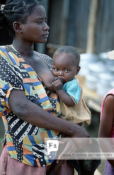 Frau stillt Baby  Madagaskar  Afrika