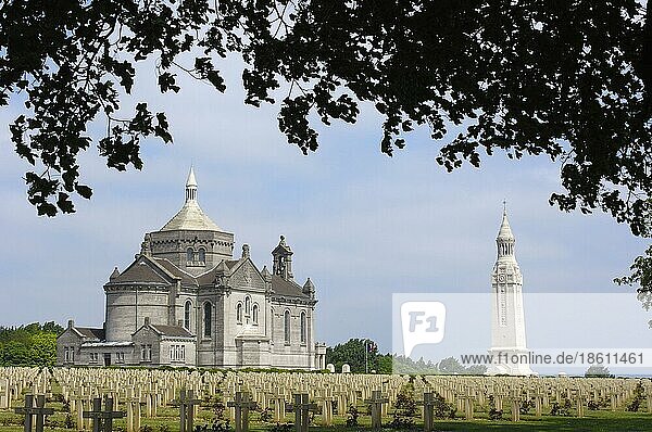Kriegsgräber  Basilika und Denkmal  auf Soldatenfriedhof  Notre Dame de Lorette  Ablain-Saint-Nazaire  Pas-de-Calais  Nord-Pas-de-Calais  Frankreich  Erster Weltkrieg  1. Weltkrieg  Europa
