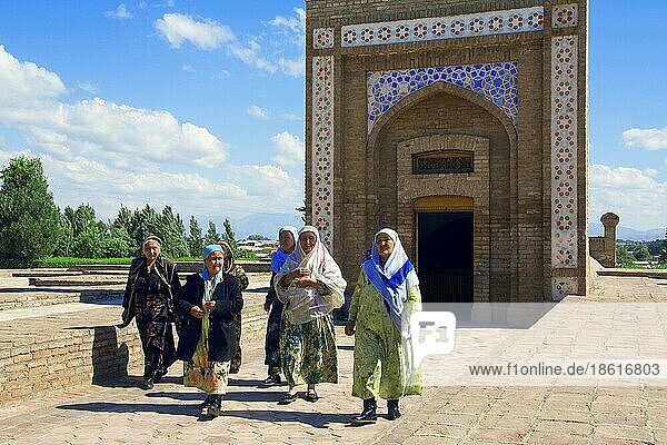 Frauen vor dem Ulugh-Beg-Observatorium  Samarkand  Usbekistan  Asien