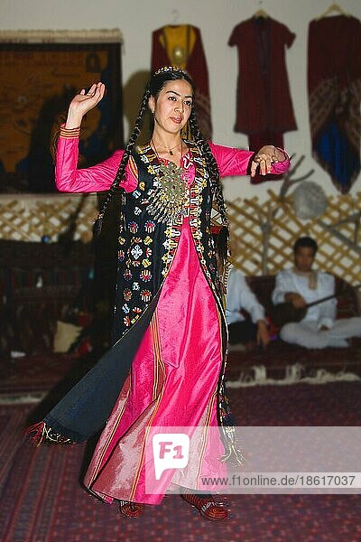 Folklore-Tänzerin  Mädchen am tanzen  Aschgabat  Turkmenistan  Asgabat  Volkstanz  Asien