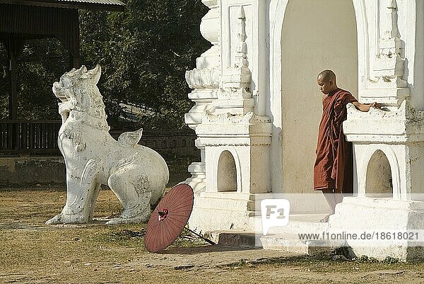 Junger buddhistischer Mönch  Set-Taw-Ya-Pagode  Mingun  Burma  Myanmar  Settawya-Pagode  Asien