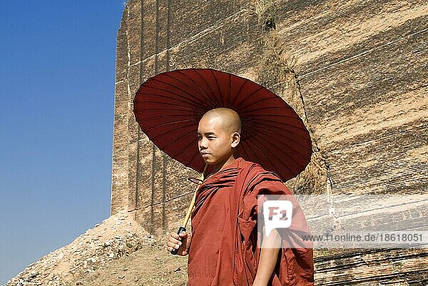 Junger buddhistischer Mönch mit Sonnenschirm  Mantara-gyi-Pagode  Mingun  Burma  Myanmar  Mingun-Pagode  Asien