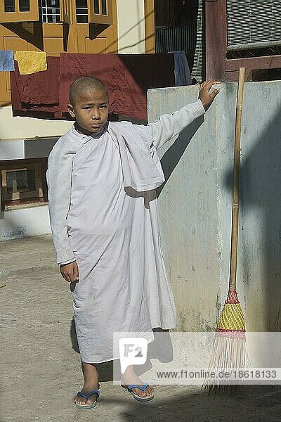 Junger buddhistischer Mönch  Mahagandayon-Kloster  Amarapura  Burma  Myanmar  Asien