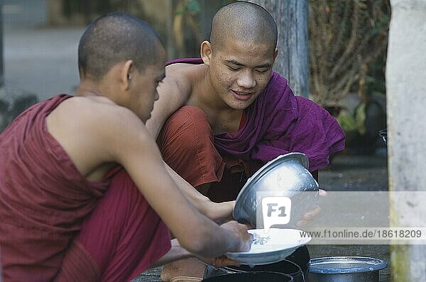 Junge buddhistische Mönche  Mahagandayon-Kloster  Amarapura  Burma  Myanmar  Asien