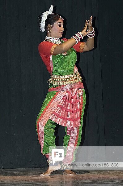 Tänzerin in traditioneller Kleidung  Folklore-Veranstaltung  Delhi  Indien  Asien