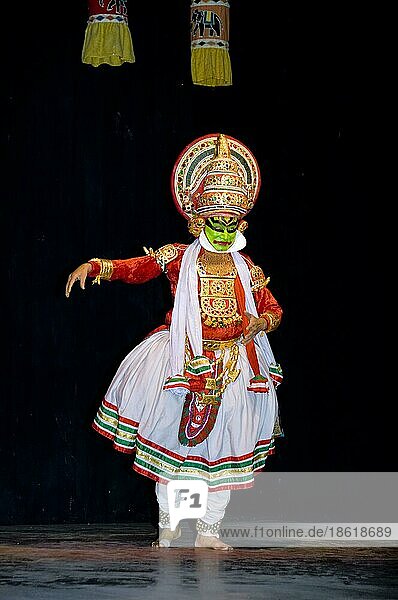Tänzer in traditioneller Kleidung  Folklore-Veranstaltung  Delhi  Indien  Asien