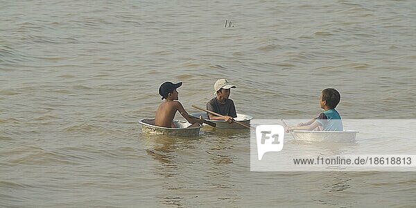 Kambodschanische Jungen treiben in Waschbecken  See Tonle Sap bei Siem Reap  Kambodscha  Asien