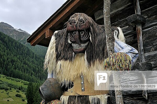 Tschäggätta  Schreckensgestalt mit Pelz und geschnitzter Holzmaske und Glockengeläut  eine Tradition im Lötschental  Rhônetal  Wallis  Schweizer Alpen  Schweiz  Europa