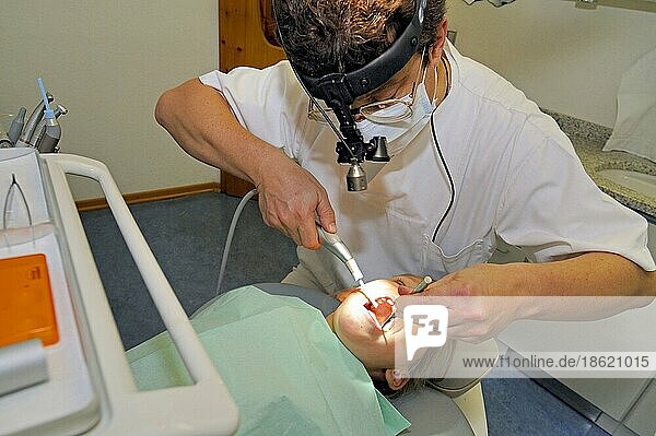 Mädchen beim Zahnarzt  Patient  bohren  Arztpraxis  Behandlung  Untersuchung  Mundschutz