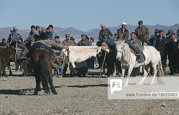 Kasachen-Reiter  Teilnehmer bei Steinadler-Fest  Kasachen-Spiel 'Kek Bar'  Provinz Bayan Olgiy  Mongolei  Kosake  Kosaken  Asien