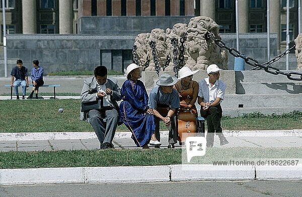 Menschen sitzen auf einer Bank  Sukhbaatar-Platz  Hauptplatz der Stadt  Ulaan Baatar  Mongolei  Asien