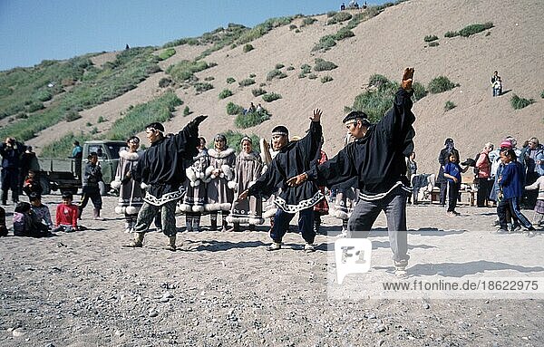 Tschuktschen-Eskimo-Männer tanzen in traditioneller Kleidung  Dorf Lorino  Provinz Tschukotka  Russland  Tschukcha  Europa