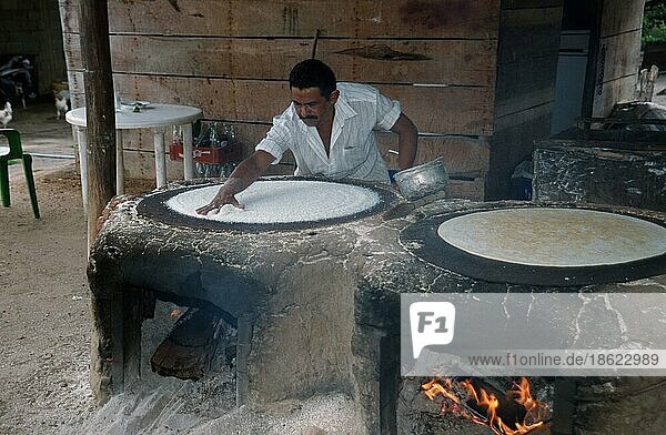 Mann backt Yucca-Brot  pan casabe  Gran Sabana  Provinz Bolivar  Venezuela  Casabe-Brot  Südamerika