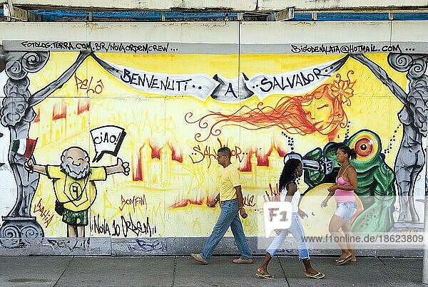 Passanten vor Gemälde auf Mauer  Salvador de Bahia  Brasilien  Südamerika