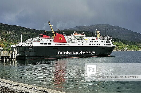 Caledonian MacBrayne Fähre am Ullapool-Pier mit Ziel Stornoway  Highlands  Schottland  UK