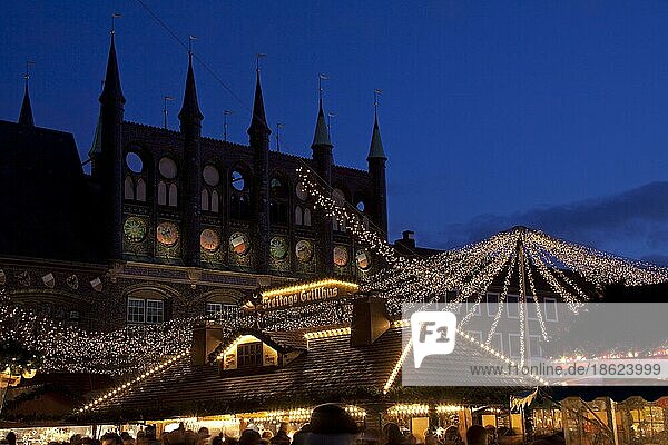Beleuchtungen auf dem Weihnachtsmarkt auf dem Marktplatz vor dem Rathaus  Lübeck  Deutschland  Europa