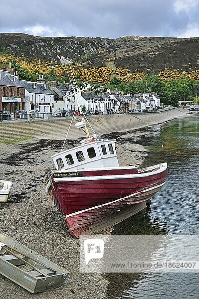 Fischerboot im Hafen von Ullapool  Highlands  Schottland  UK
