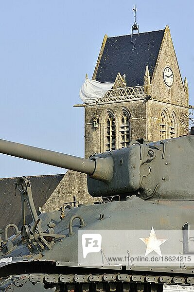 M4 Sherman-Panzer im Airborne Museum und Fallschirmspringer-Denkmal zu Ehren des Fallschirmjägers John Steele  der während des D-Day auf dem Kirchturm gefangen war  Sainte-Mere-Église  Normandie  Frankreich  Europa