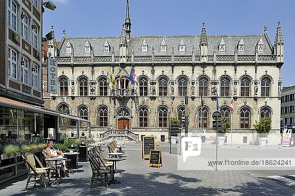 Das mittelalterliche Rathaus und Touristen  die einen Drink im Straßencafé auf dem Hauptplatz genießen  Kortrijk  Belgien  Europa
