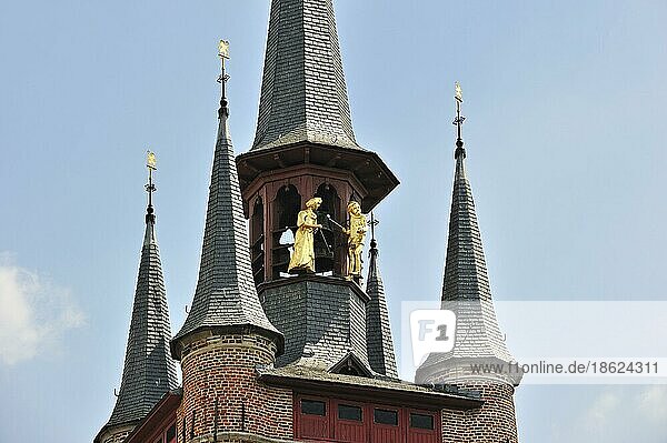 Der Glockenturm von Kortrijk. Dies ist das  was von der mittelalterlichen Tuchmacherhalle übrig geblieben ist  mit einer Statue von Mercurius  dem Gott des Handels  auf der Spitze des Turms. Die beiden Glöcknerstatuen  Manten und Kalle  sind in der G...