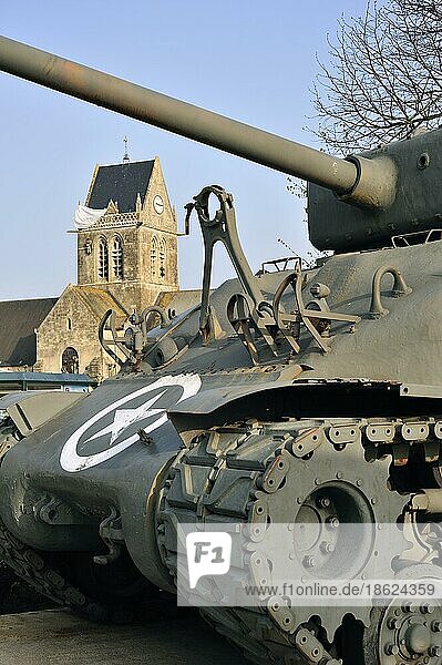 M4 Sherman-Panzer im Airborne Museum und Fallschirmspringer-Denkmal zu Ehren des Fallschirmjägers John Steele  der während des D-Day auf dem Kirchturm gefangen war  Sainte-Mere-Église  Normandie  Frankreich  Europa