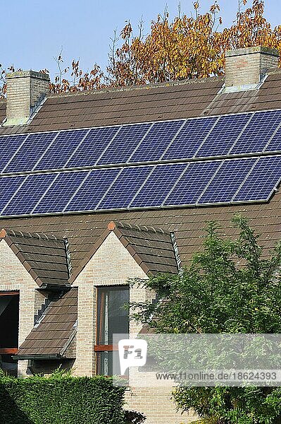 Photovoltaische Solarpaneele auf dem Hausdach