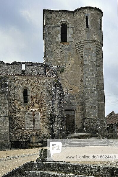 Verbrannte Kirche. Das abgebrannte Dorf Oradour-sur-Glane wurde am 10. Juni 1944 zerstört  als 642 seiner Einwohner  darunter Frauen und Kinder  von einer deutschen Waffen-SS-Kompanie massakriert wurden  Limousin  Frankreich  Europa