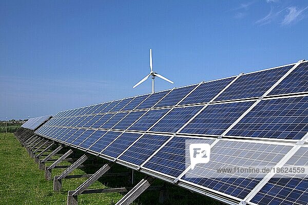 Windturbine und photovoltaische Solarpaneele zur Stromerzeugung  Deutschland  Europa