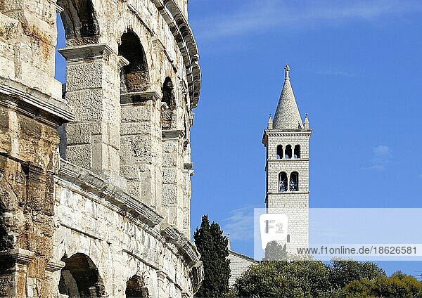 Römisches Amphitheater  Kirche St. Anthonius  Pula  Istrien  Kroatien  Europa