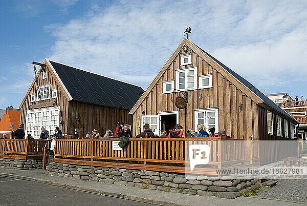 Holzhäuser und Restaurant Gamli Baukur  am Hafen  Husavik  Island  Europa