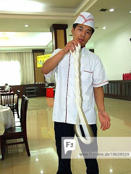 Asiatischer Koch bei Nudelherstellung  Restaurant  Xi'an  Xian  Nudeln  China  Asien