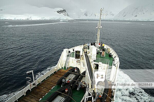 Russisches Expeditionsschiff 'Alexey Marishev'  Neumayer-Kanal  Antarktis  Antarktika