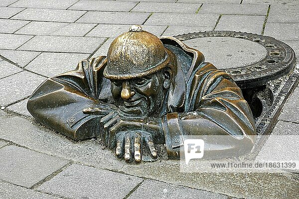 Bronzeskulptur 'Mann bei der Arbeit'  Bratislava  Slowakei  Pressburg  Bronzefigur  Bronze-Skulptur  Europa
