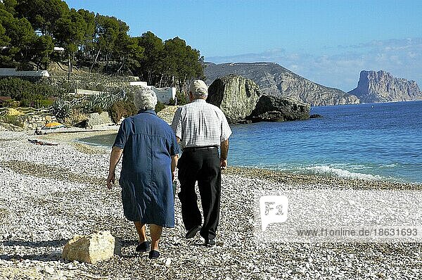 Älteres Paar geht am Strand spazieren  Altea  Costa Blanca  Spanien  Europa