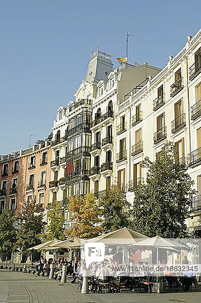 Strassencafes  Häuserreihe an Plaza de Oriente  Madrid  Spanien  Europa