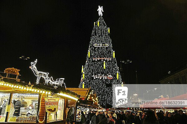Weihnachtsbaum und Weihnachtsmarkt am Abend  Dortmund  Nordrhein-Westfalen  Deutschland  Europa